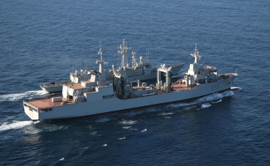 El BAC “Cantabria” realizó, a primeros de octubre, pruebas de mar. En las relativas al aprovisionamiento en la mar, una de las principales funciones del buque, está en colaborar con la fragata “Victoria” (foto Armada española).