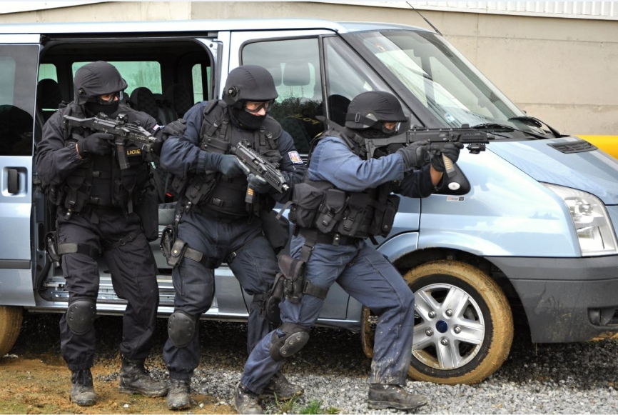 Las Fuerzas Armadas de la República Checa utilizan el fusil de asalto CZ 805 G1 Bren, el cual ha mejorado sus capacidades mediante el empleo de diferentes medios como el lanza granadas de 40mm y diferentes accesorios tácticos. Además, como sistemas de def