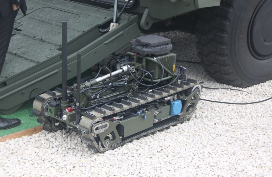 La alianza entre los dos grandes grupos industriales, el francés NEXTER y el alemán KMW, comienza a escenificarse en un juntos pero no revueltos; de momento ambos mantienes sus programes de manera diferenciada, si bien en la exposición compartían la entra