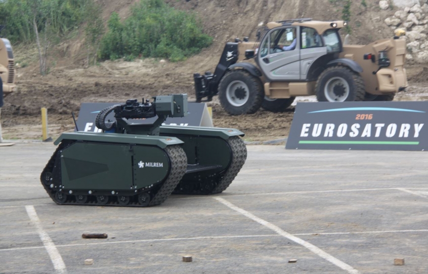 En las demostraciones dinámicas la empresa estonia Milrem junto con STKinetics de Singapur, mostraron por primera vez su sistema armado terrestre THeMIS con gestión remota. (Antonio Ros Pau, copyright defensa.com)