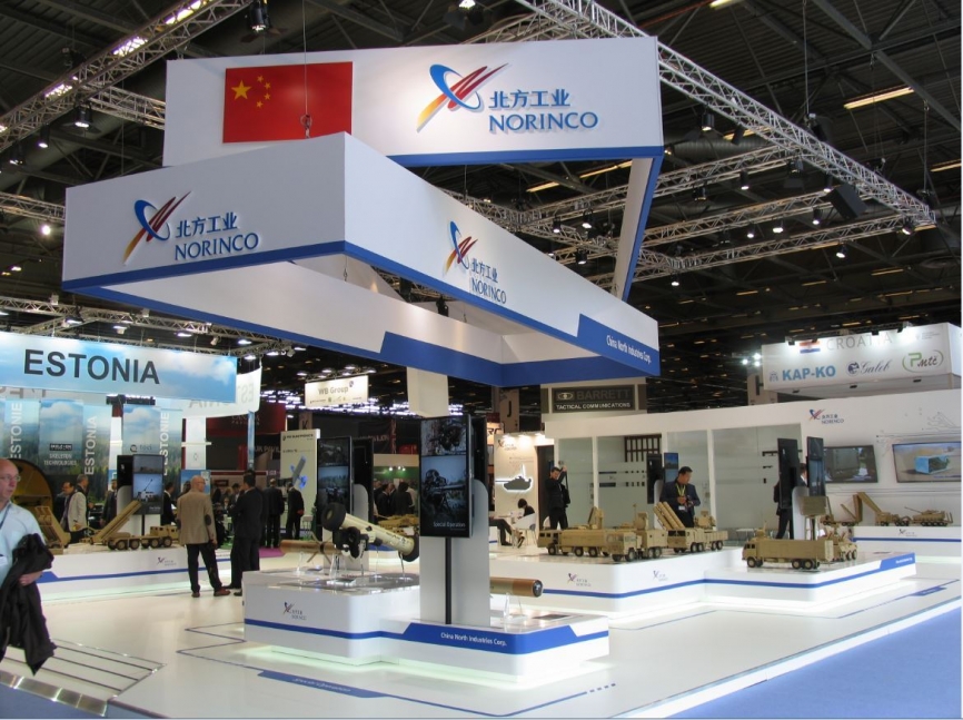 La industria militar China cada vez tiene mayor presencia en estos certámenes internacionales, con una amplia oferta de productos mostrados por catálogo o mediante maquetas. (Antonio Ros Pau, copyright defensa.com)