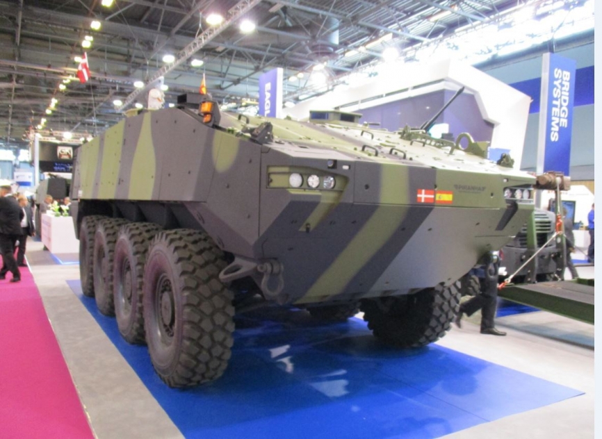 En el generoso stand de General Dynamics European Land Systems podía verse un ejemplar del Piraña 5 que en el futuro reemplazará a los veteranos BMR-600; así como un Pizarro de artillería incorporando la SERT de Navantia, que actualmente está en las fases