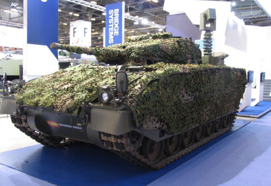 En el generoso stand de General Dynamics European Land Systems podía verse un ejemplar del Piraña 5 que en el futuro reemplazará a los veteranos BMR-600; así como un Pizarro de artillería incorporando la SERT de Navantia, que actualmente está en las fases