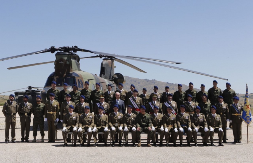 SM en la foto oficial con parte de los miembros de las FAMET. foto Casa Real.