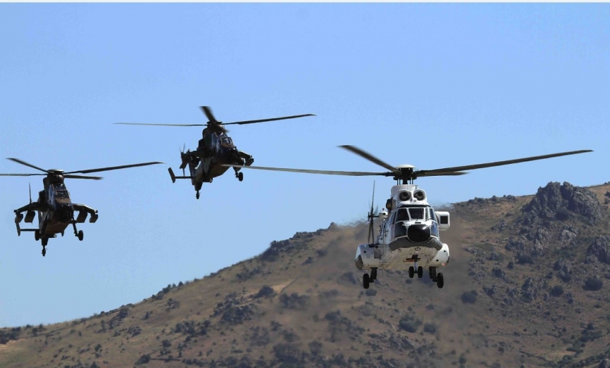 Dos Tigre escoltando Super Puma pilotado por SM. foto Julio Maíz