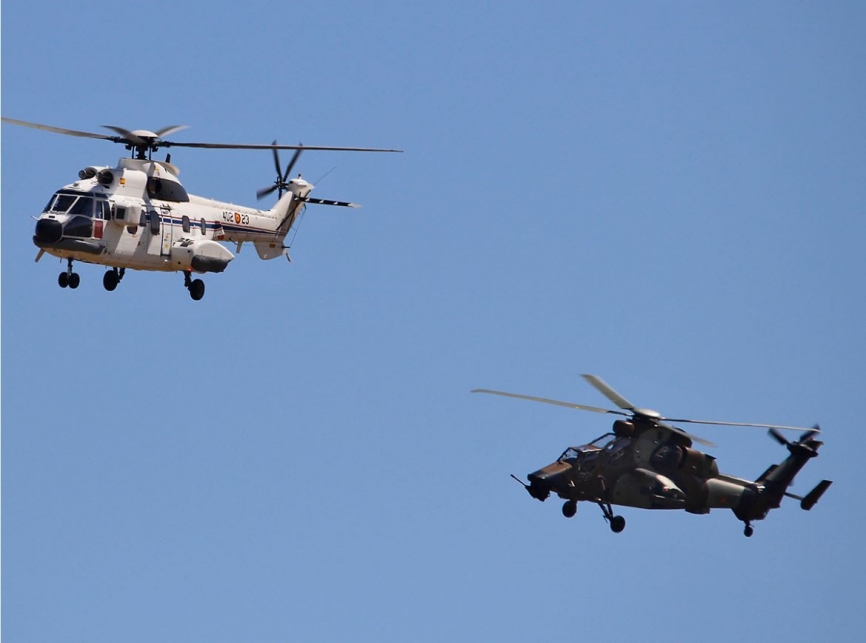 El Super Puma con SM a los mandos, y un Tigre. foto Rubén Galindo.