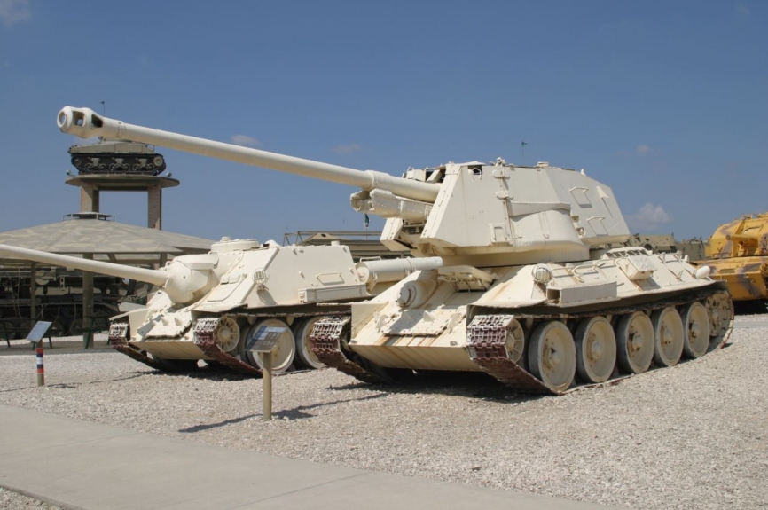Cañón anticarro autopropulsado T-100, basado en el chasis de un T-34. (Antonio Ros Pau, copyright defensa.com)
