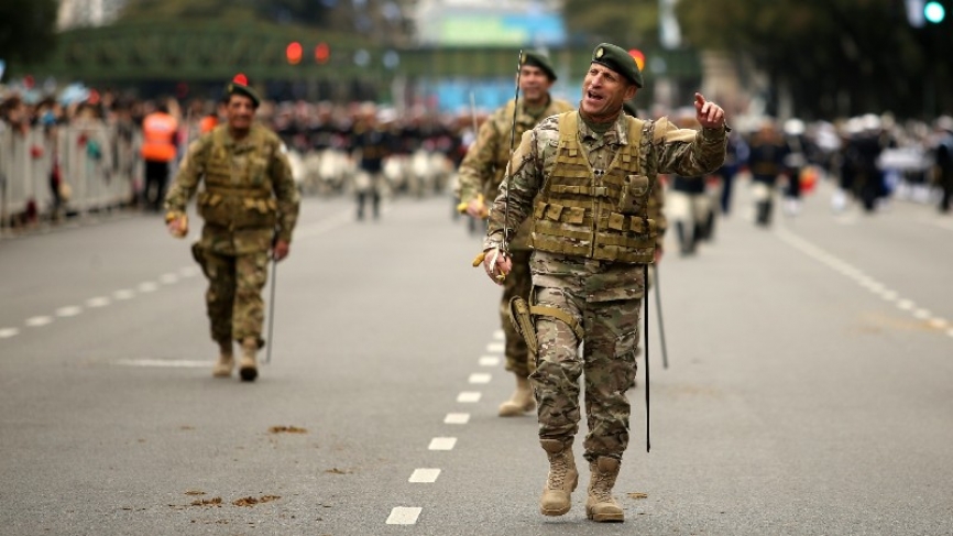 Los militares tuvieron su reconocimiento en este caso el Coronel VGM Salaberry quien fuera un joven oficial en la contienda saluda a la multitud, IGWAITH/ZONA MILITAR