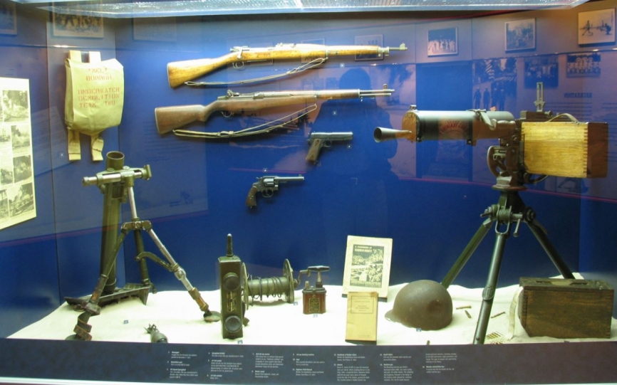 Armas y medios de la primera época (años cuarenta) utilizados por las unidades SEAL. (Antonio Ros Pau, copyright defensa.com)