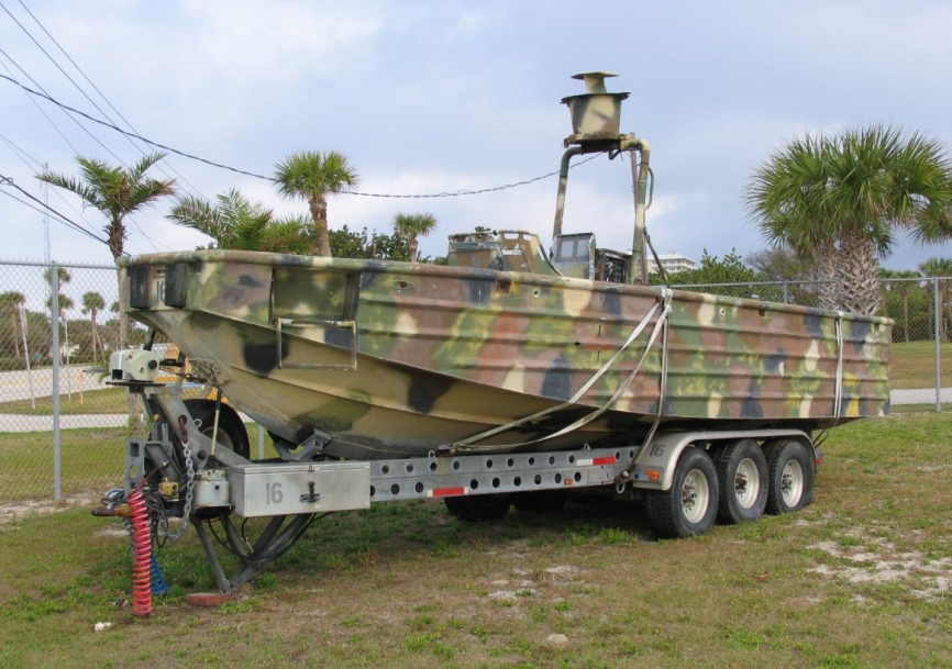 Nuevo ejemplar de lancha actualmente todavía en uso, ya llegado al museo. (Antonio Ros Pau, copyright defensa.com)