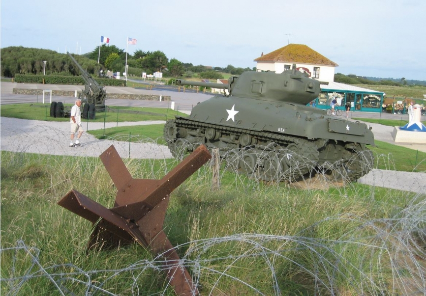 Carros de combate y piezas de artillería, así como otros medios pesados, debieron superar también las defensas de la primera línea. (Antonio Ros Pau, copyright defensa.com)
