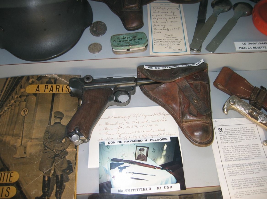 Diverso material utilizado por los germanos en aquellos días, entre otros la pistola Luger P08. (Antonio Ros Pau, copyright defensa.com)