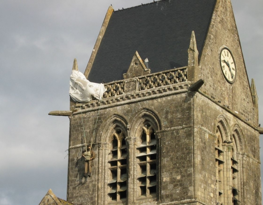 El paracaidista suspendido del campanario de la iglesia Sainte-Mère-Église, correspondiente en la realidad al soldado John Steel de la 82ª División, se ha convertido en una imagen significativa de la operación aerotransportada norteamericana en las horas