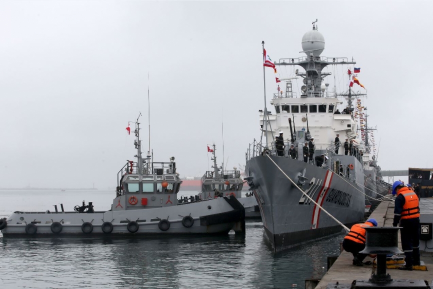 BAP Ferre (PM-211) acoderando, asistido por el Remolcador BAP Selendon (ARB-124), en la Base Naval del Callao. (Alejo Marchessini, copyright defensa.com)