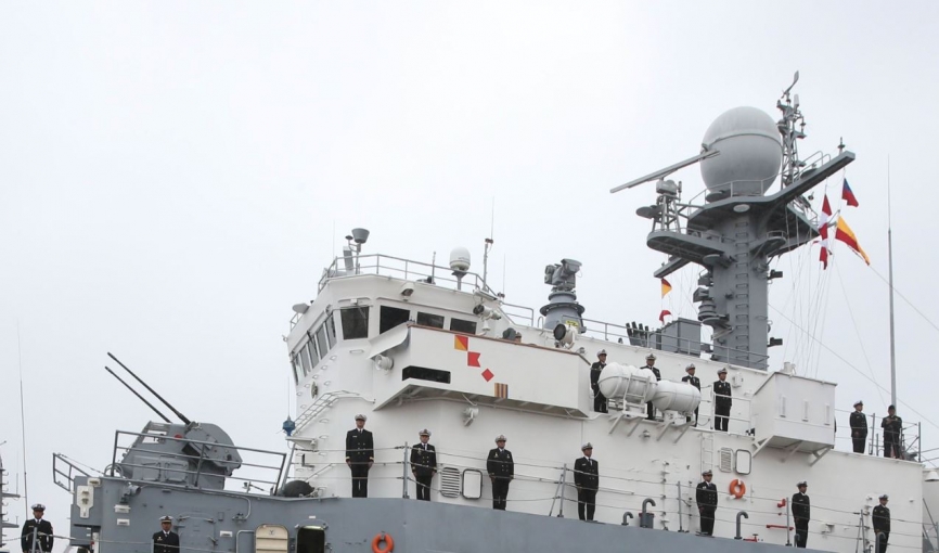 El equipamiento del BAP Ferre (PM-211) incluye, como podemos apreciar, el director optronico Signaal LIOD (Lightweight Optronic Director), el radar de búsqueda de superficie Raytheon SPS-64 (de más de 90 km. de alcance) y el radar de control de tiro Signa