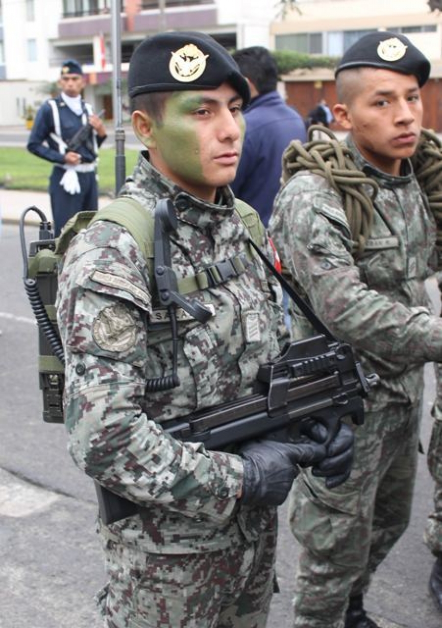 Un radioperador del Grupo de Fuerzas Especiales (GRUFE) de la Fuerza Aérea con un subfusil FN P-90 de 5.7 x 28 mm. (Alejo Marchessini, copyright defensa.com)