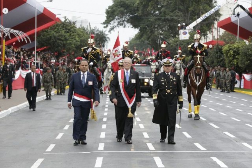El Presidente del Perú: Pedro Pablo Kuczynski acompañado del Ministro de Defensa: Mariano Gonzales Fernández y del Jefe del Comando Conjunto de las Fuerzas Armadas: Almirante Jorge Moscoso Flores. (Alejo Marchessini, copyright defensa.com)
