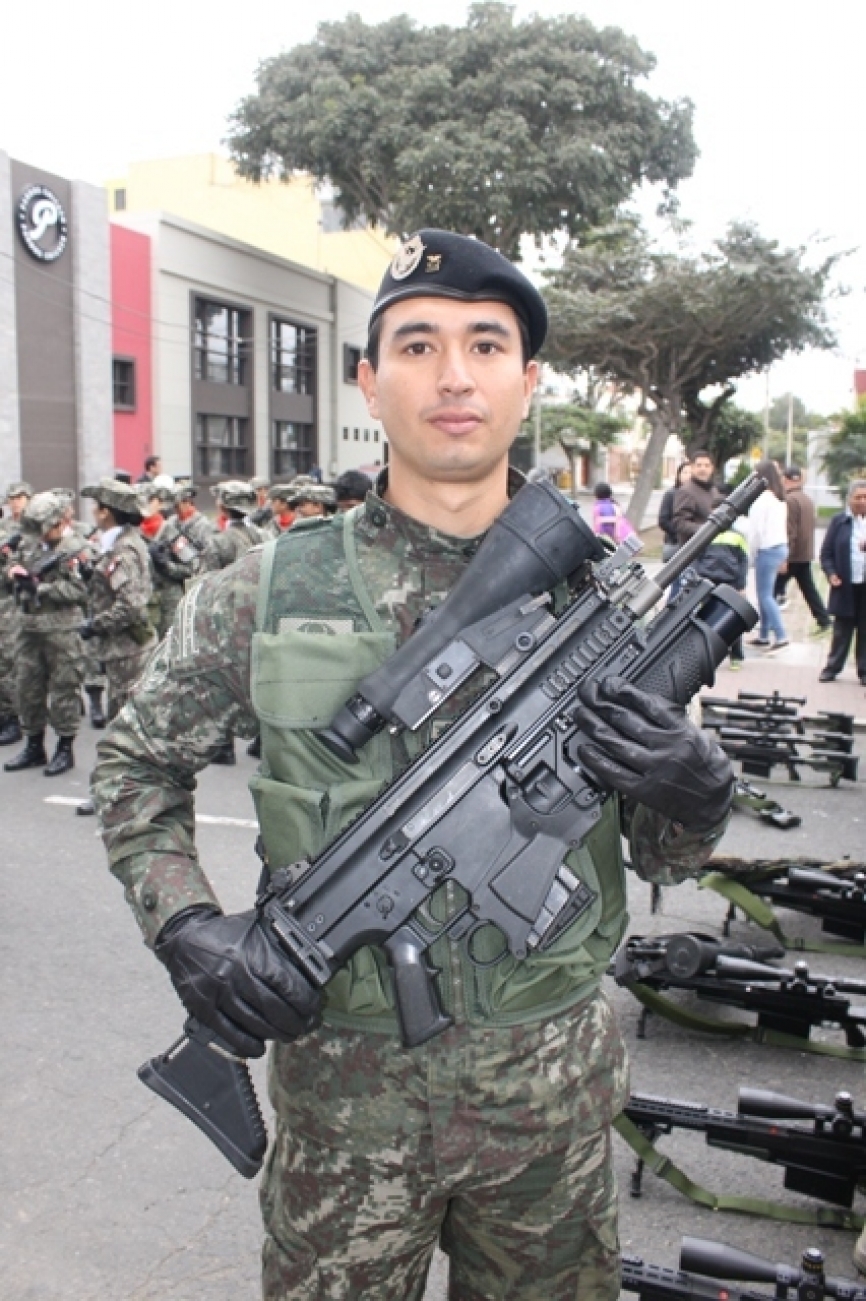 Efectivo del GRUFE armado con un Fusil FN SCAR-H de 7.62 x 51 mm. dotado con lanzagranadas GLS-40 de 40 mm. y Visor Termico-IR. (Alejo Marchessini, copyright defensa.com)