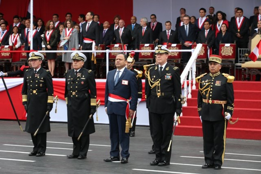El Ministro de Defensa: Mariano Gonzales Fernández con el Jefe del Comando Conjunto de las Fuerzas Armadas y los Comandantes Generales de la Marina de Guerra, Fuerza Aérea y Ejercito del Perú. (Alejo Marchessini, copyright defensa.com)