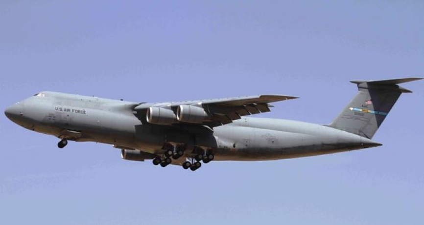 Otro de los transportes que desplegaron material asociado a la visita, fue este C-5M "Super Galaxia". Foto Julio Maíz.