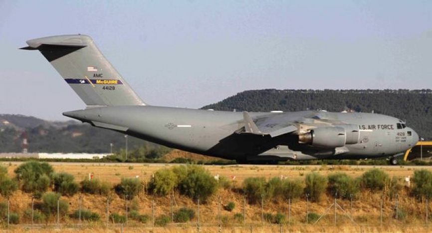 Los días previos a la visita tanto a Torrejón de Ardoz como a Sevilla, llegaron varios transportes de la USAF, como este C-17A. Foto Julio Maíz.