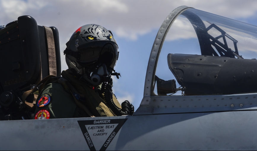 Piloto del 121 Escuadrón del Ejército del Aire listo para despegar el pasado día 18 (USAF)