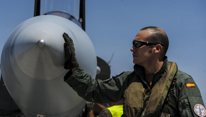 Piloto del Ejército del Aire junto al F-18 (USAF)