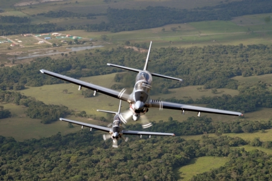 A diferencia de los aviones en servicio con la FAB, las aeronaves colombianas cuentan con un blindaje que protege las zonas esenciales del aparato e incrementan la protección del piloto.