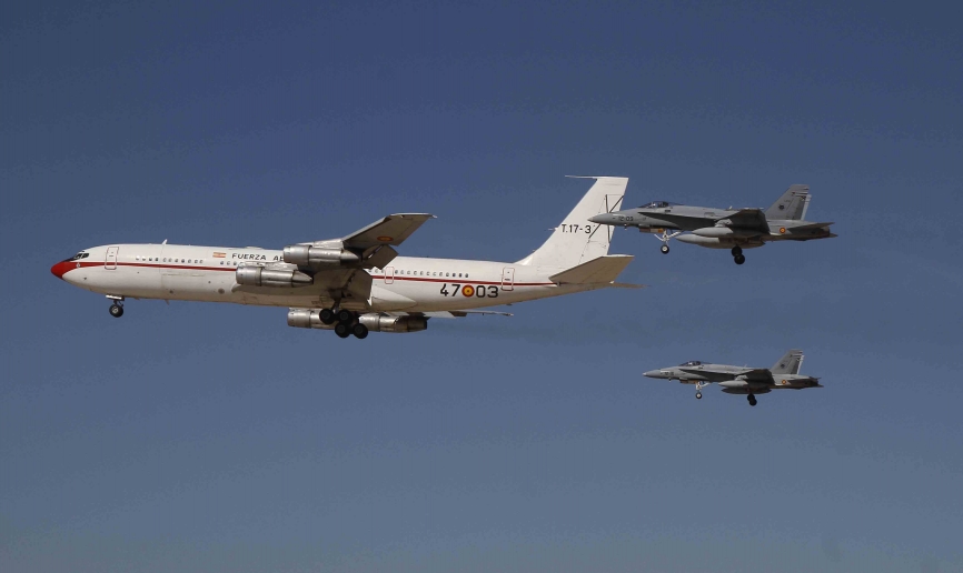 Pasada del último Boeing 707 del Ejército del Aire, escoltado por dos EF-18.(Julio Maíz Sanz)