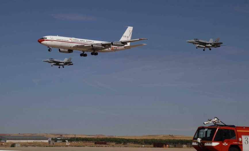 Los EF-18M del Ala 12, junto el Boeing 707 protagonizaron el desfile aéreo.(Julio Maíz Sanz)
