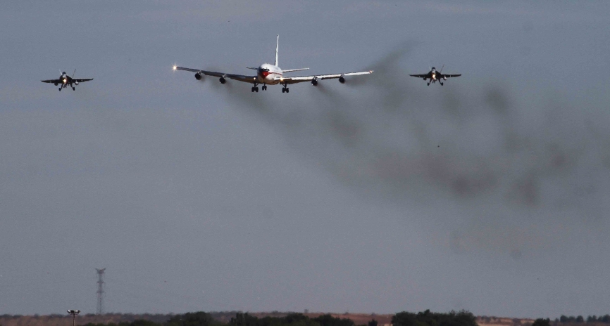El Boeing 707 dejaba una amplia estela de humo, visible durante esta última pasada oficial.(Julio Maíz Sanz)