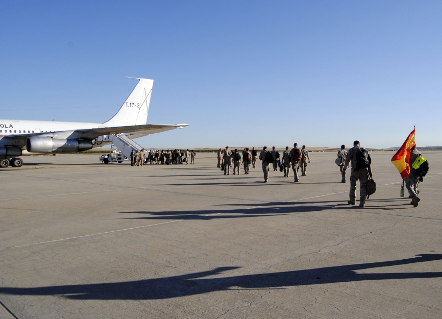 Personal del Ejército del Aire subiendo al último 707 camino de Nellis (Nevada-USA) el pasado agosto. Foto Ejército del Aire.