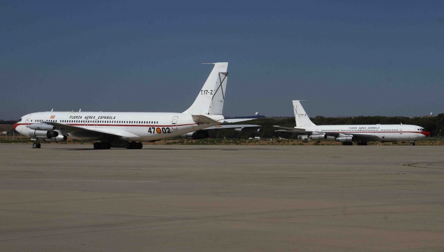 El T.17-3 pasa frente al TK.17-02 (a la izquierda), que se dio oficialmente de baja el 12 de marzo de 2015.(Julio Maíz Sanz)