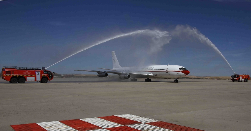 El arco de agua de los bomberos de la Base aérea de Torrejón (Madrid), todo un honor para despedir al veterano sistema.(Julio Maíz Sanz)