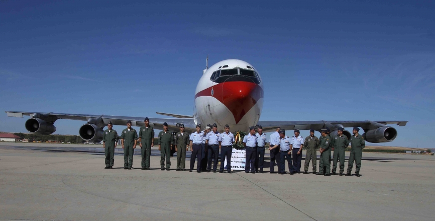 El JEMA, junto al Jefe del MAGEN, y el coronel del 47 Grupo Mixto, posan junto a la tripulación del Boeing 707.(Julio Maíz Sanz)
