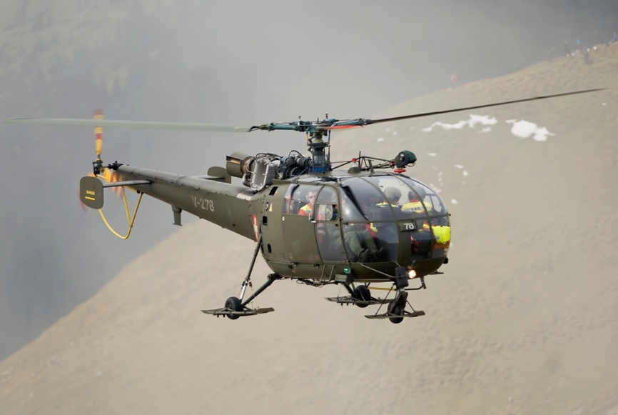 “Alouette III” acercándose a la torre de observación.