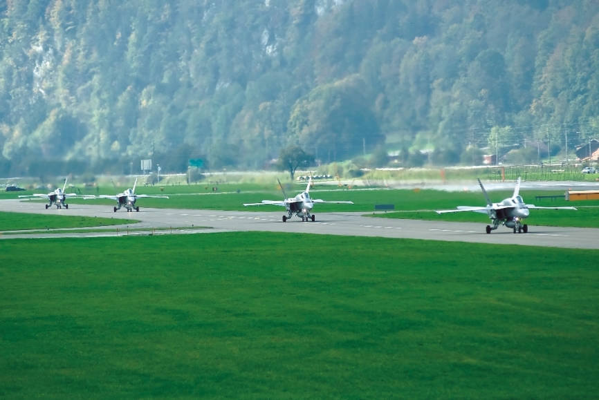 F-18 volviendo a Meiringen tras una salida vespertina a Axalp (foto Patrick Roegies).