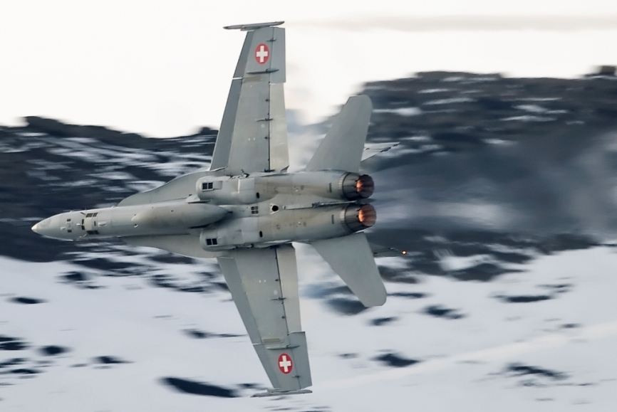“Hornet” aproximándose al blanco en los Alpes durante la fase 1 del programa de entrenamiento (foto Patrick Roegies).