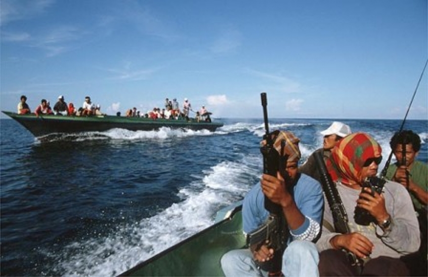 Piratas somalíes operando desde un “skiff”. Normalmente, actúan dos o tres “skiffs” a los que presta apoyo un buque nodriza de mayor porte.