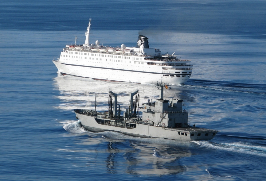 El petrolero español Marqués de la Ensenada escolta al crucero Melody,que fue en el Océano Índico por unos piratas somalíes