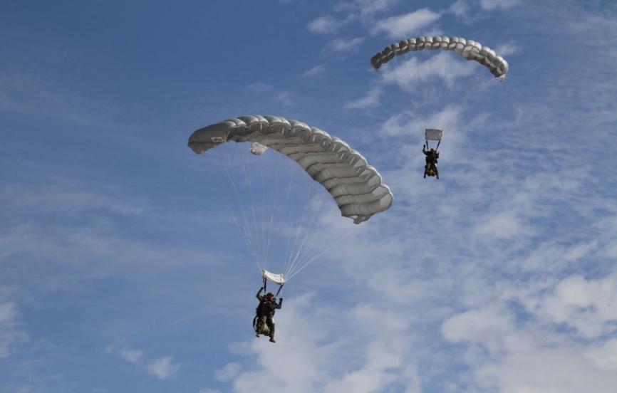 2 miembros de la CRAV llegando a tierra, utilizando sus paracaídas cuadrangulares de salto manual.