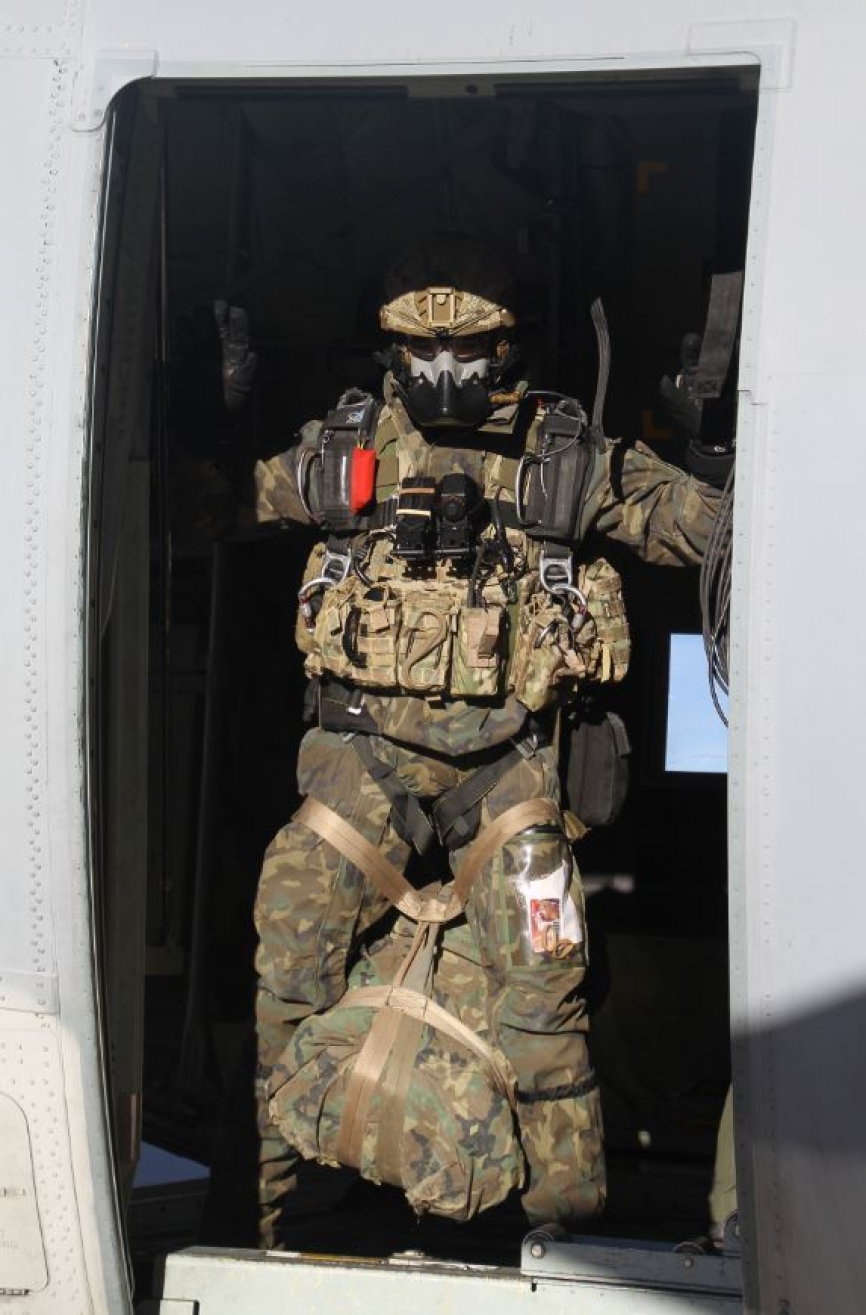 Un “boina negra” de la CRAV en la puerta lateral de un C-130 de día, aunque normalmente los saltos se realizan al anochecer.
