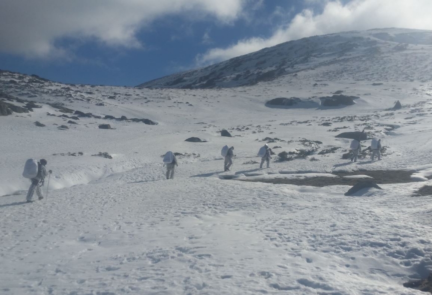 Miembros de la CRAV durante una marcha en montaña (foto CRAV).
