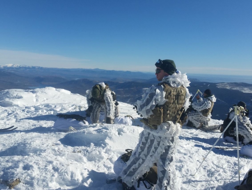 La CRAV está preparada en actuar en cualquier escenario o clima y aquí los vemos entrenándose en pleno invierno en una zona montañosa. Algunos de sus integrantes están en posesión del Curso de Montaña del ET (foto CRAV).