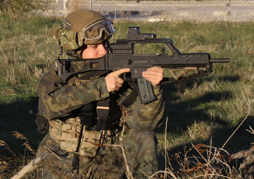 Un miembro de la CRAV empuñando un HK G-36K.