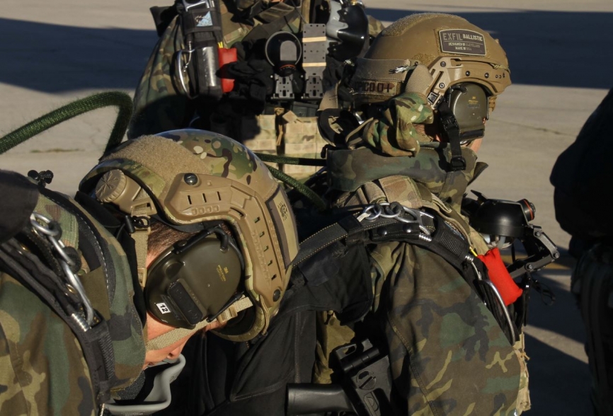 Para sus operaciones el personal de las CRAV utiliza 2 modelos de cascos que, valen tanto para el salto, como para el combate. En primer plano se ve uno de la firma Ops-Core, mientras que el otro “boina negro” de segunda plano lleva un "Exfil Ballistic" d