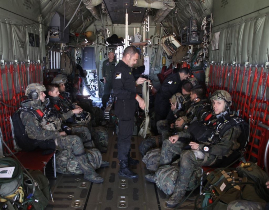 Miembros de la RCAV en el interior de un C-130 "Hercules", que son los “taxi” de la Fuerza, junto a los helicópteros, aunque en operaciones como la de Afganistán se desplazaban en vehículos como los RG-31 y "Lince".