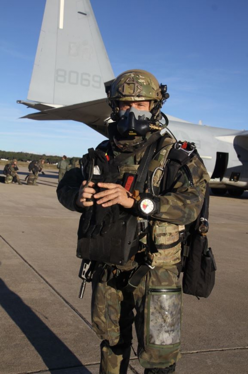 Un miembro de la RCAV listo para un salto HAHO. Lleva puesta la máscara de oxígeno imprescindible para estos saltos.