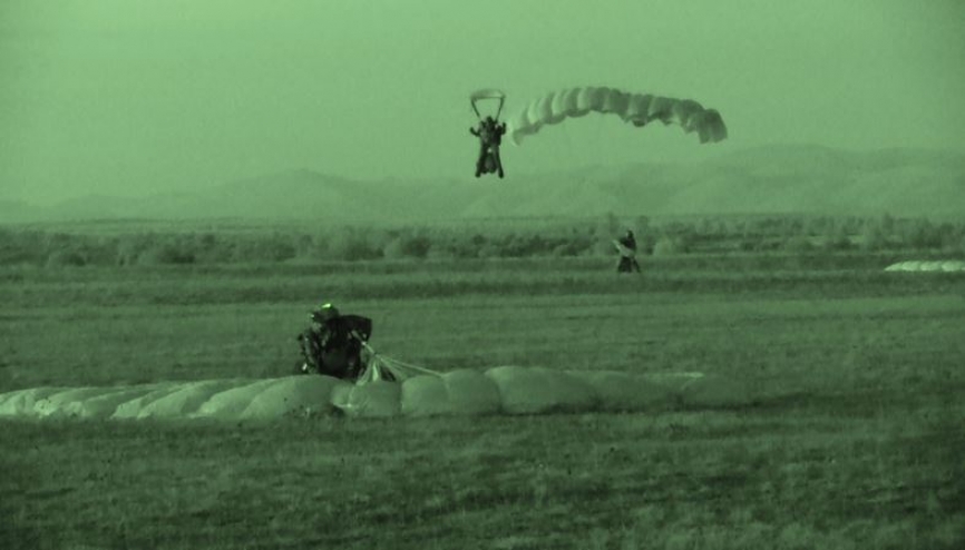Imagen tomada de noche de la llegada a tierra de varios miembros de la CRAV tras un exigente salto HAHO (foto CRAV).
