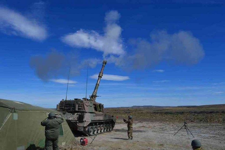 Disparando con el tubo de 155 MML41